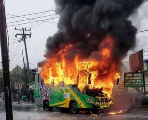 Bus Trans Metro Deli Terbakar di Jalan Jamin Ginting, Warga Sekitar Panik