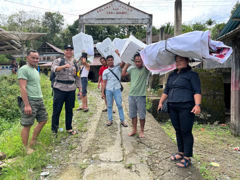 Lewati Sungai dan Medan yang Sulit, Pastikan Logistik Pilkada Aman Sampai Daerah Terpencil