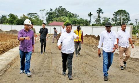 Bupati Radiapoh Tinjau Progres Pembangunan Stadion Mini Pematang Raya