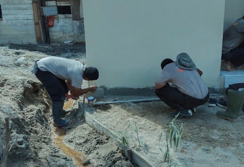 Brimob Polda Sumut dan Warga Satukan Tenaga Wujudkan MCK Layak bagi Korban Banjir Tolang Julu