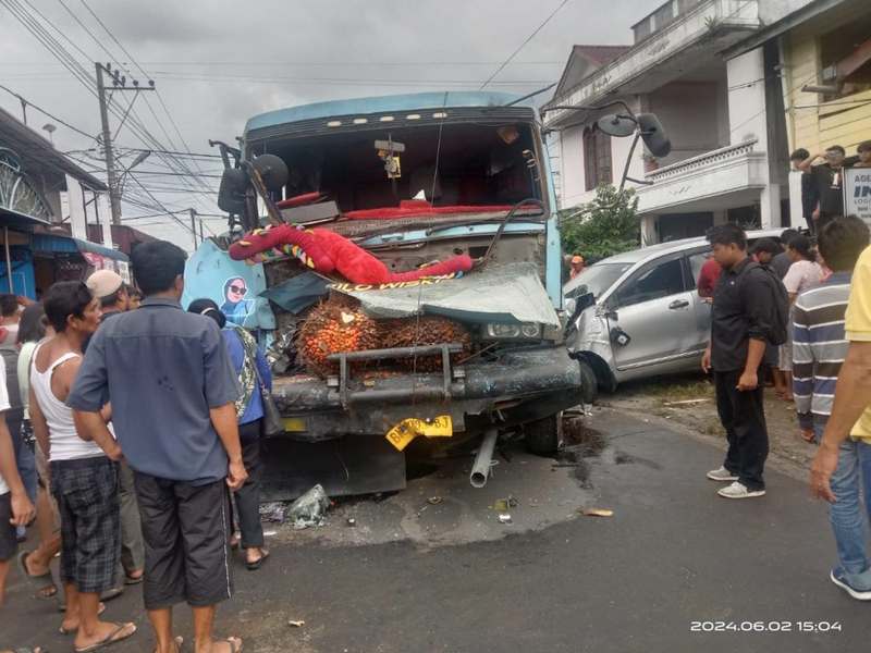 Tabrakan Beruntun di Jalan Narumonda Sat Lantas Polres Pematangsiantar Olah TKP