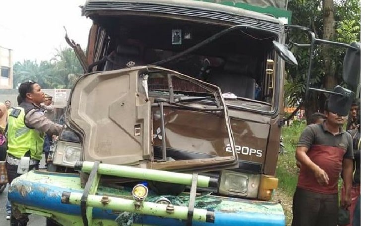 Diduga Rem Blong, Truk Munthe Tabrak 5 Kendaraan, Satu Meninggal