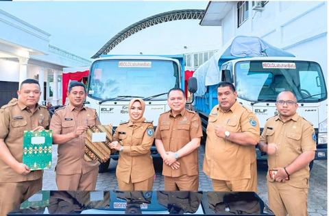 Camat Rantau Selatan Terima Dua Truk Sampah dari Pemkab Labuhanbatu
