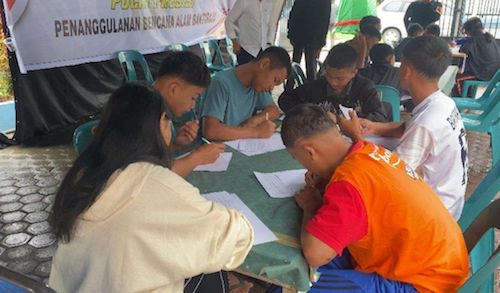 Siswa Korban Longsor Humbahas Ujian Semester di Tenda
