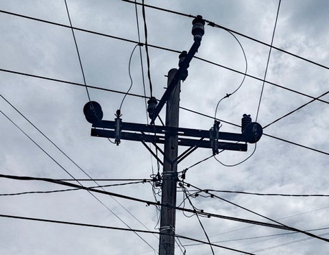 PLN ULP Labuhan Bilik Diminta Bersihkan Kabel Sembrawut yang Nempel di Tiang Listrik