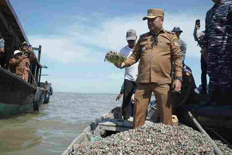 Bantu Perekonomian Nelayan Silo Baru, Wakil Bupati Asahan Tabur Benih Kerang Dara
