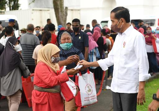 Presiden Joko Widodo Bagikan Sembako di Sekitar Gedung Istana Kepresidenan Yogyakarta - (Ada 0 foto)